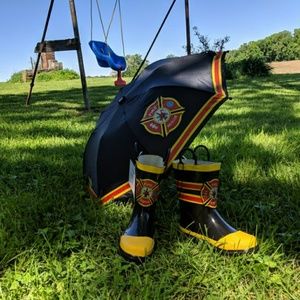 Western Chief kid's rainboots & umbrella set.